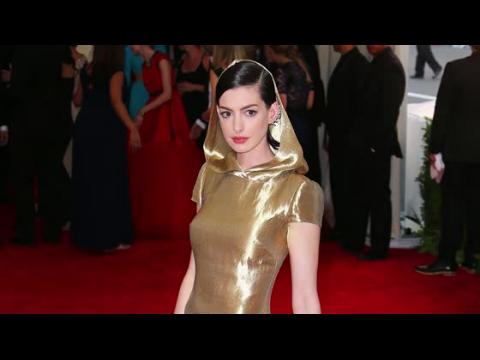 VIDEO : Anne Hathaway Works It From The Red Carpet
