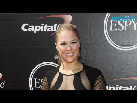 VIDEO : Ronda Rousey Dating Fellow UFC Fighter Travis Browne