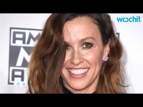 VIDEO : Alanis Morissette Shares First Picture Of New Baby Girl