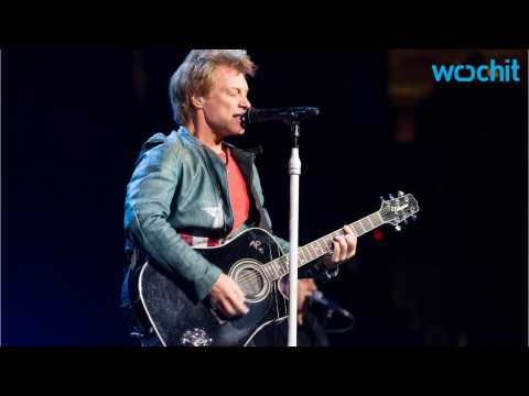 VIDEO : Bon Jovi Pressured Into Singing at a Wedding