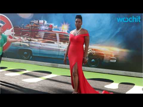 VIDEO : Leslie Jones Head-Turning Red Gown At Ghostbusters Premiere