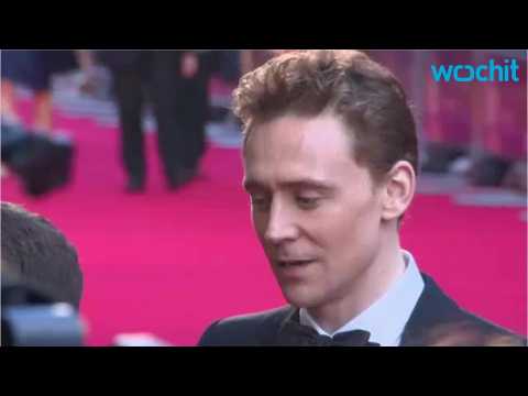 VIDEO : Tom Hiddleston Avoids T-Swift Questions From Reporter Hassling Him On The Gold Coast