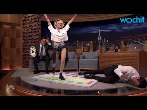VIDEO : Kristen Stewart Takes Jell-O Shots and Plays Twister with Jimmy Fallon