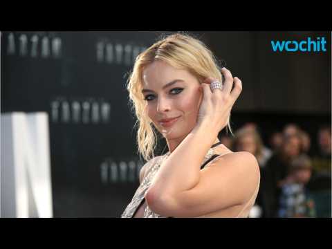 VIDEO : Paparazzi Catches Margot Robbie Wipe Out Surfing