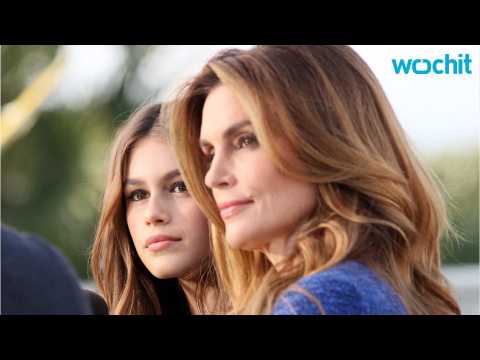 VIDEO : Kendall Jenner Takes Pics Of Cindy Crawford's Daughter