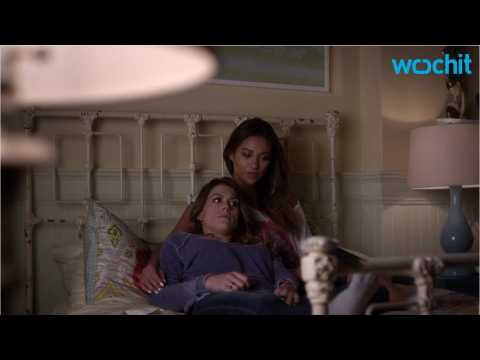 VIDEO : Pretty Little Liars Emily And Alison Have A Heart To Heart