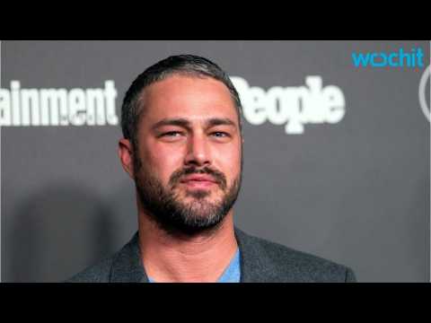 VIDEO : Taylor Kinney All Smiles on Set of Chicago Fire