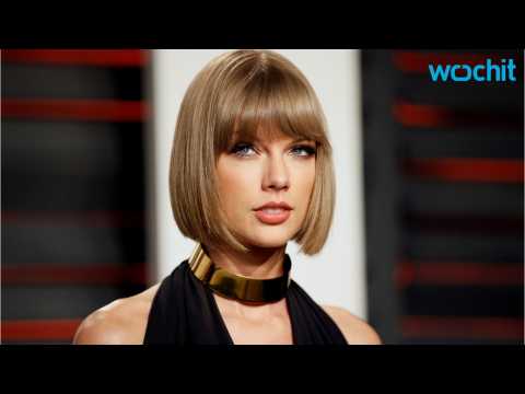 VIDEO : Taylor Swift Is Shaking Off All This Mess