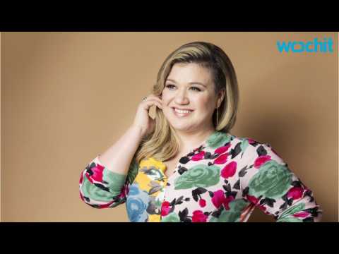 VIDEO : Kelly Clarkson Forgets Lyrics To Her Own Songs