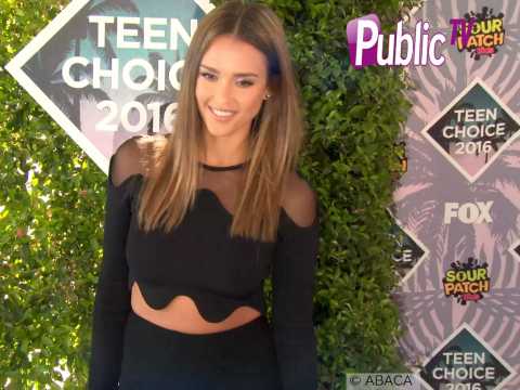 VIDEO : Jessica Alba : On ne voit qu?elle sur le red carpet des Teen Choice Awards 2016 !