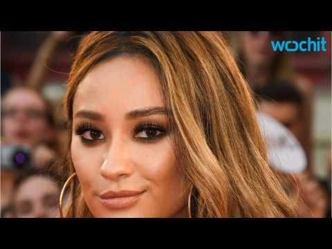 VIDEO : Shay Mitchell, Denis Leary and G-Eazy Play Catchphrase on 'Tonight Show'