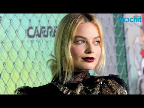 VIDEO : Margot Robbie Exchanges Texts With Royalty