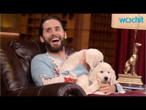 VIDEO : Jared Leto Brings Jimmy Fallon A Gift From The Joker