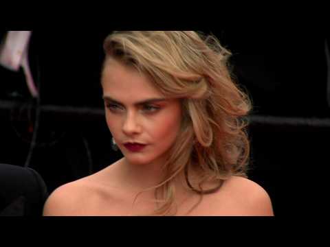 VIDEO : Cara Delevingne raised to keep emotions private
