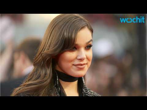 VIDEO : Hailee Steinfeld Opens Up About Famous Friend Taylor Swift