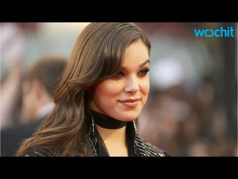 VIDEO : Hailee Steinfeld Really Likes Being on Tour