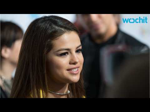 VIDEO : Selena Gomez Makes Sweatpants Fashionable