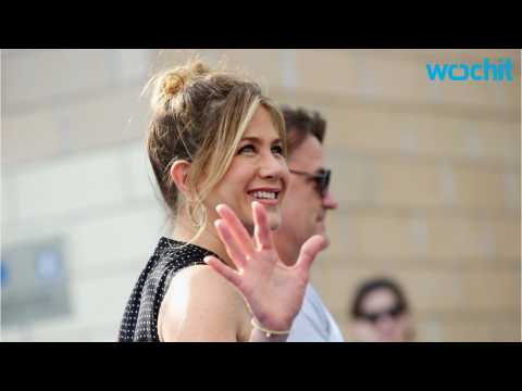 VIDEO : Jennifer Aniston Dished About New Fragrance