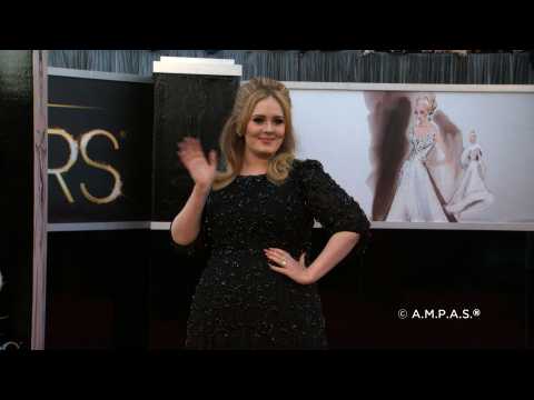 VIDEO : Adele has embarrassing shopping trip in California