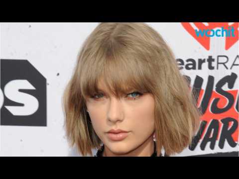 VIDEO : Taylor Swift Ups The White Sneaker Game Times 1,000