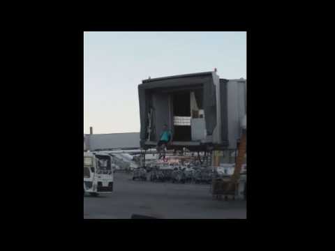 VIDEO : Prt  tout pour prendre son avion !