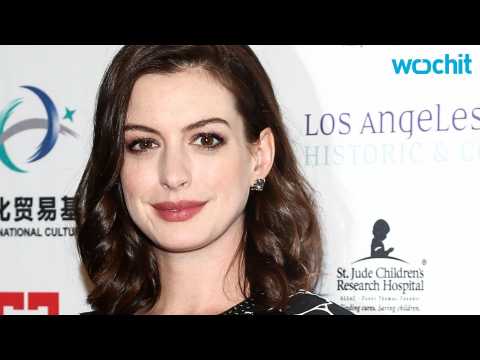 VIDEO : Anne Hathaway Spreads Body Positivity