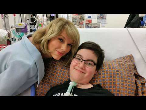 VIDEO : Taylor Swift makes surprise visit to children's hospital