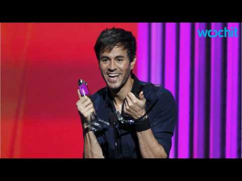 VIDEO : Enrique Iglesias On Recovering From His Drone Wound
