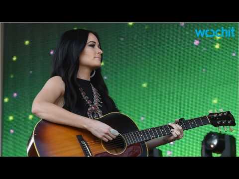 VIDEO : Kacey Musgraves Joins Weezer for 'Island in the Sun'