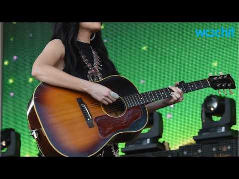 VIDEO : See Kacey Musgraves Joins Weezer for 'Island in the Sun'