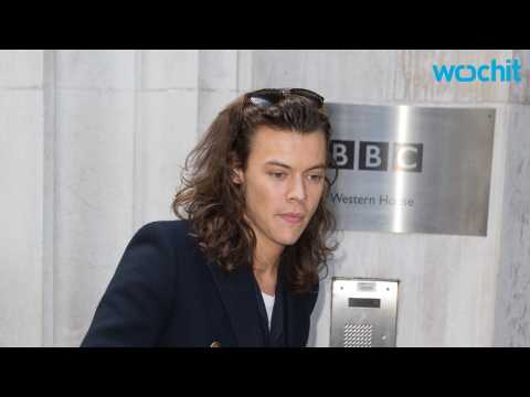 VIDEO : Harry Styles Seen With Bandage on Set of Movie 'Dunkirk'