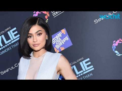 VIDEO : Kylie Jenner Snapchats Her Flat Tire