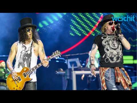VIDEO : Guns N' Roses Caught With... A Gun?!