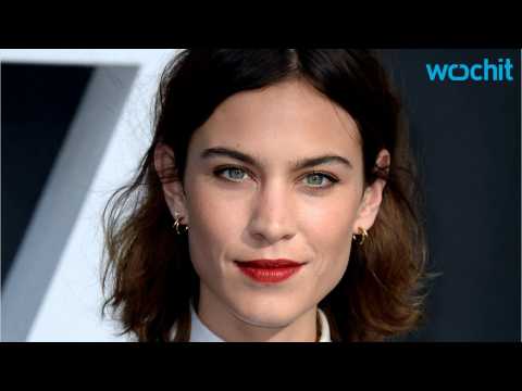 VIDEO : Alexa Chung Is The Loneliest Model On Earth