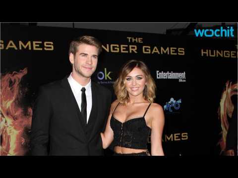 VIDEO : Miley Cyrus & Liam Hemsworth All Smiles as They Flip Off Paps