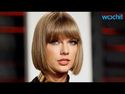 VIDEO : Taylor Swift Surprises Partygoers at a Birthday Celebration in the Hamptons