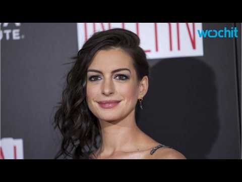 VIDEO : Anne Hathaway Shares Her Beliefs About Postpartum Weight Loss