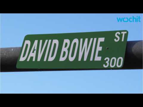 VIDEO : Austin Street Changed By 'Vandal' To David Bowie Street