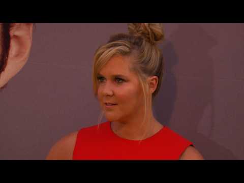 VIDEO : Amy Schumer defends joke theft claims on Twitter