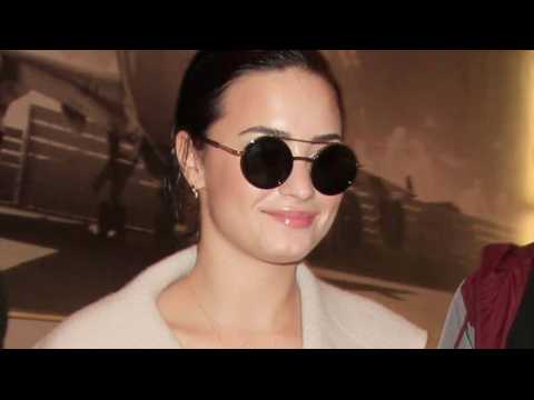 VIDEO : Demi Lovato Chic Airport Arrival & Discusses Body Confidence in Allure