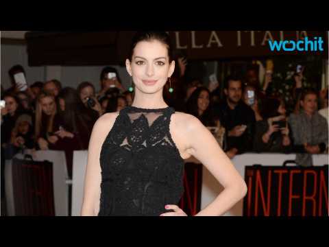 VIDEO : Anne Hathaway Effortlessly Shows Off Stylish Maternity Figure As She Runs Errands