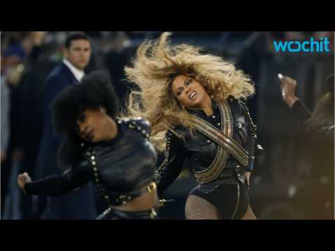 VIDEO : Beyonce Gets Political With Super Bowl Halftime Performance