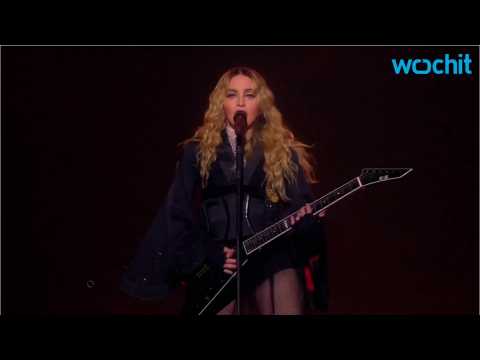 VIDEO : Madonna Handles Her Awkward Wardrobe Malfunction