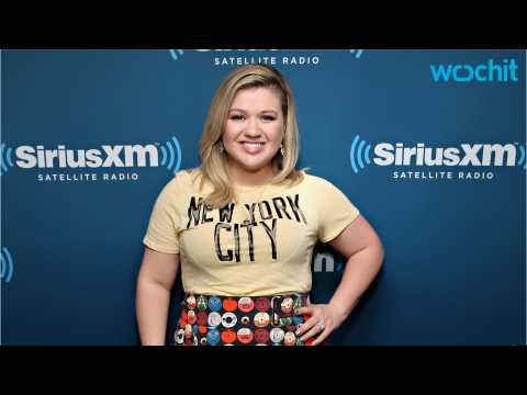 VIDEO : Kelly Clarkson Has Written The Most Adorable Children's Book