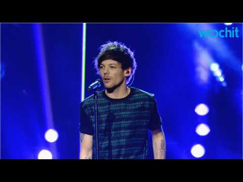 VIDEO : Louis Tomlinson Introduces Son to the World