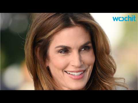 VIDEO : Cindy Crawford Plans to Retire Once She Hits Her Fifth Century