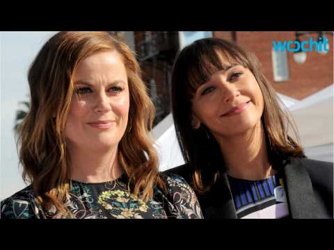 VIDEO : Amy Poehler, Rashida Jones Get Greenlight From NBC for TV Pilots