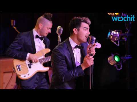 VIDEO : Joe Jonas Performs In 'Grease: Live!'