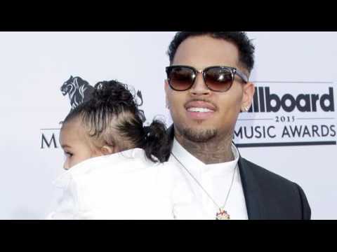 VIDEO : Chris Brown dit que ce n'est pas son tabagisme qui a donn de l'asthme  son bb Royalty
