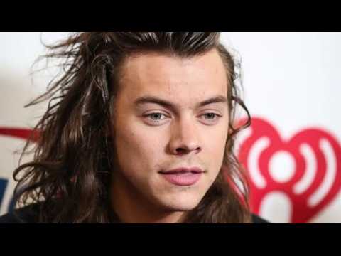 VIDEO : Harry Styles Takes One Step Closer to Launching Solo Career